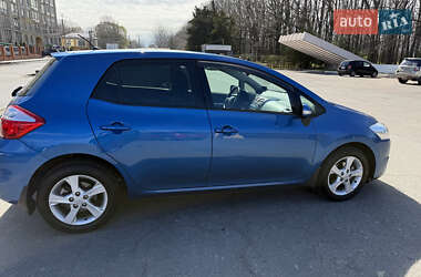 Хэтчбек Toyota Auris 2012 в 