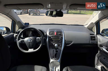 Хэтчбек Toyota Auris 2012 в 