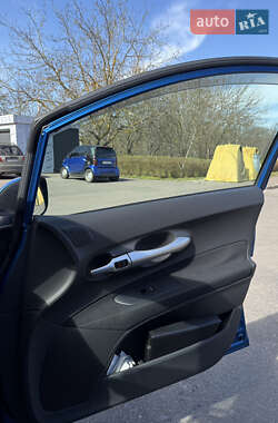 Хэтчбек Toyota Auris 2012 в 