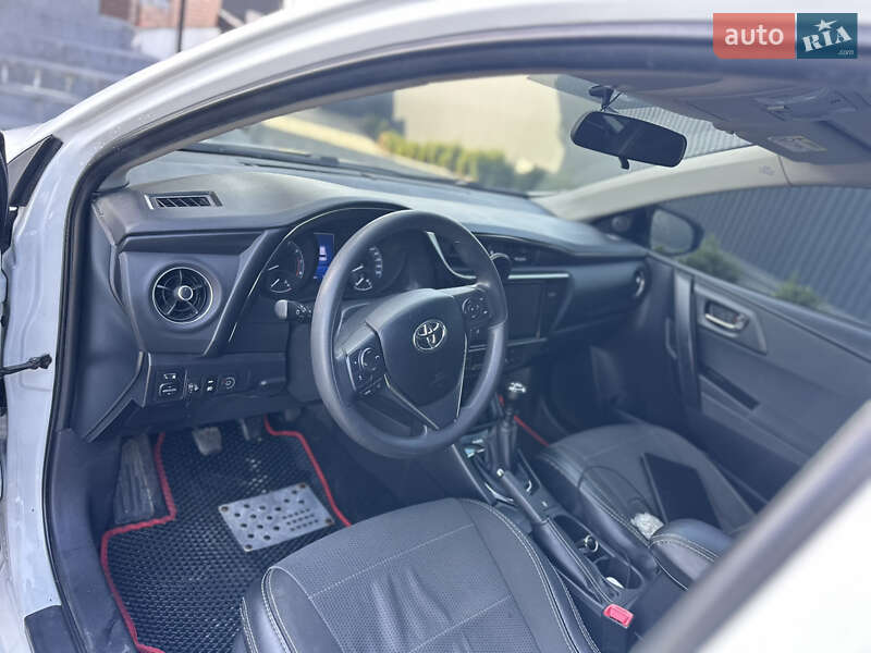 Універсал Toyota Auris 2015 в Радомишлі