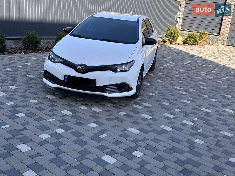 Універсал Toyota Auris 2015 в Радомишлі