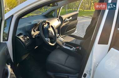 Хэтчбек Toyota Auris 2011 в 
