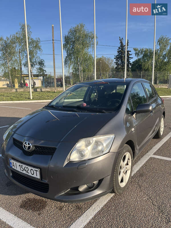 Хэтчбек Toyota Auris 2009 в 