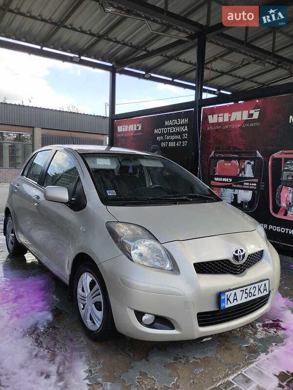 Хэтчбек Toyota Auris 2010 в 