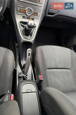 Хэтчбек Toyota Auris 2007 в 