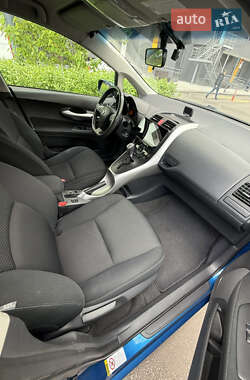 Хэтчбек Toyota Auris 2012 в 