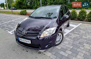 Хэтчбек Toyota Auris 2010 в 
