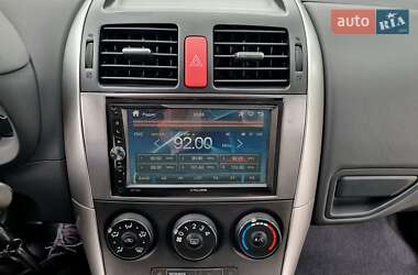 Хэтчбек Toyota Auris 2010 в 