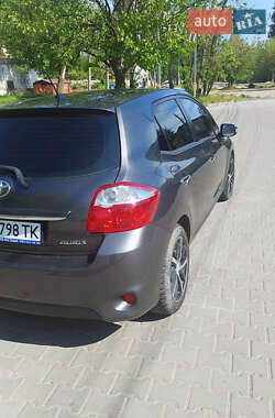 Хетчбек Toyota Auris 2011 в 