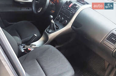 Хетчбек Toyota Auris 2011 в 