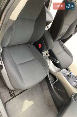 Хетчбек Toyota Auris 2011 в 