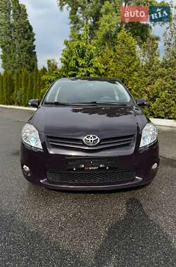 Хэтчбек Toyota Auris 2010 в 