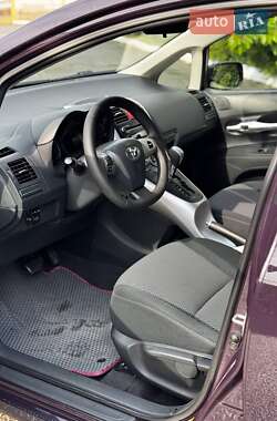 Хэтчбек Toyota Auris 2010 в 