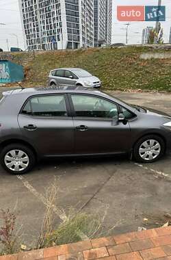 Хэтчбек Toyota Auris 2011 в 