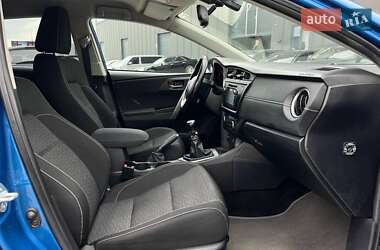 Хэтчбек Toyota Auris 2014 в 