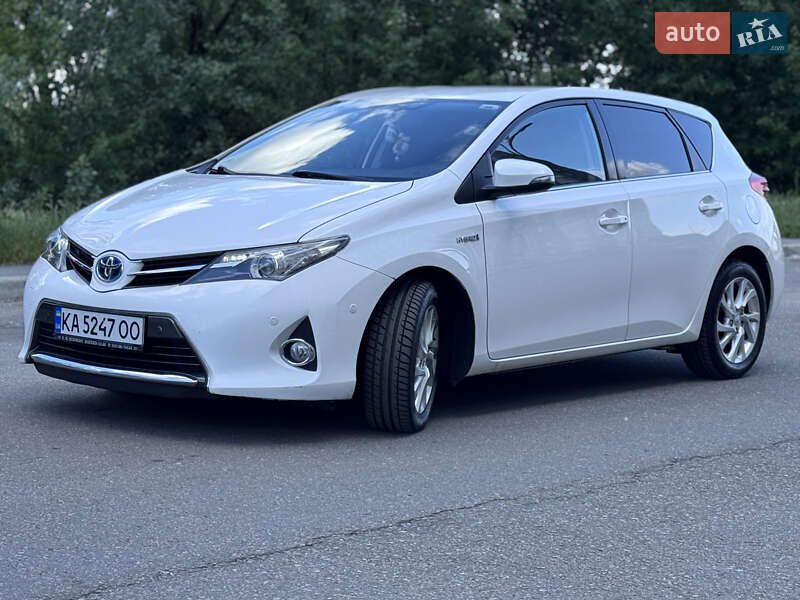 Хетчбек Toyota Auris 2014 в 