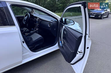 Хетчбек Toyota Auris 2014 в 