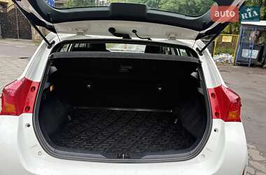 Хэтчбек Toyota Auris 2013 в 