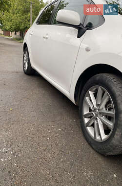 Хэтчбек Toyota Auris 2009 в 