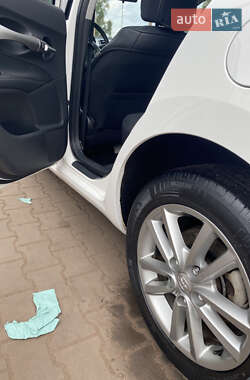 Хэтчбек Toyota Auris 2009 в 