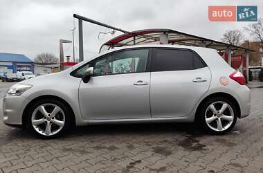 Хэтчбек Toyota Auris 2011 в 