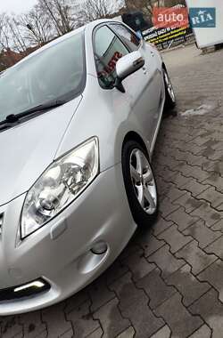 Хэтчбек Toyota Auris 2011 в 