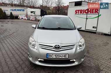 Хэтчбек Toyota Auris 2011 в 