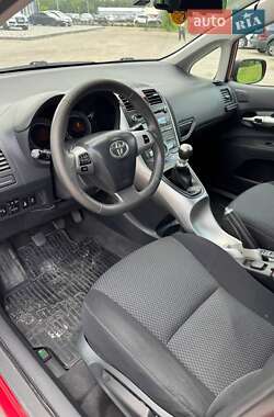 Хетчбек Toyota Auris 2011 в 