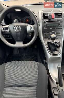 Хетчбек Toyota Auris 2011 в 