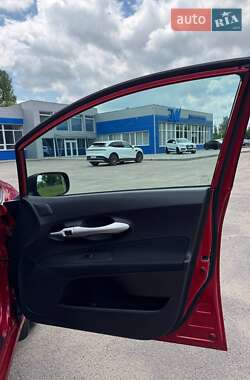 Хетчбек Toyota Auris 2011 в 