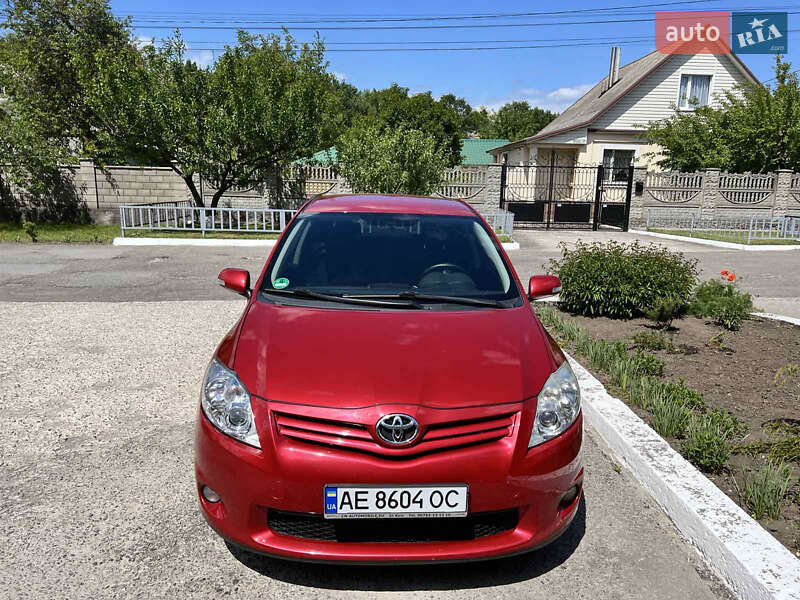 Хэтчбек Toyota Auris 2010 в 
