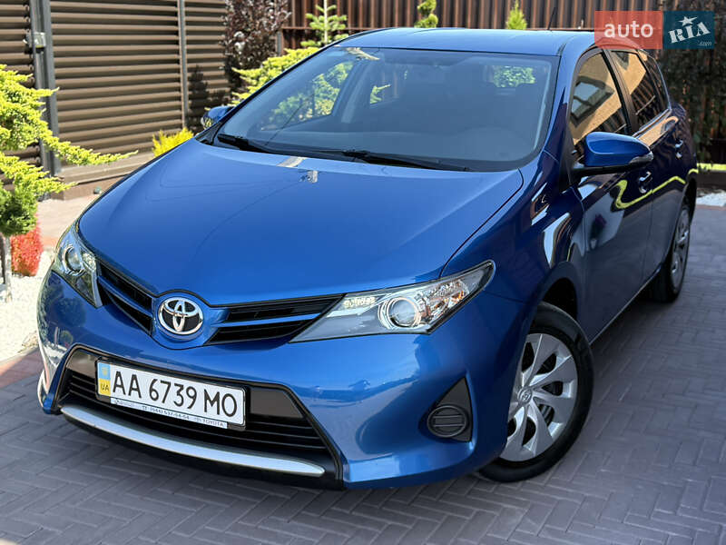 Хэтчбек Toyota Auris 2013 в 