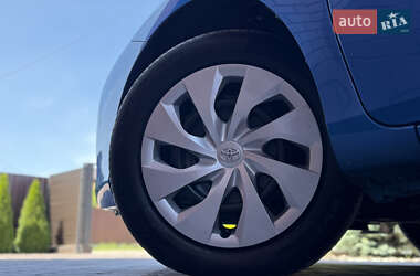 Хэтчбек Toyota Auris 2013 в 
