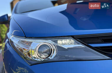 Хэтчбек Toyota Auris 2013 в 