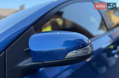 Хэтчбек Toyota Auris 2013 в 