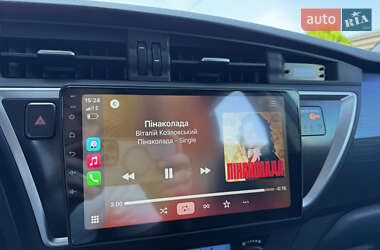 Хэтчбек Toyota Auris 2013 в 