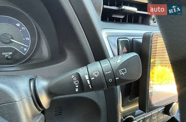 Хэтчбек Toyota Auris 2013 в 