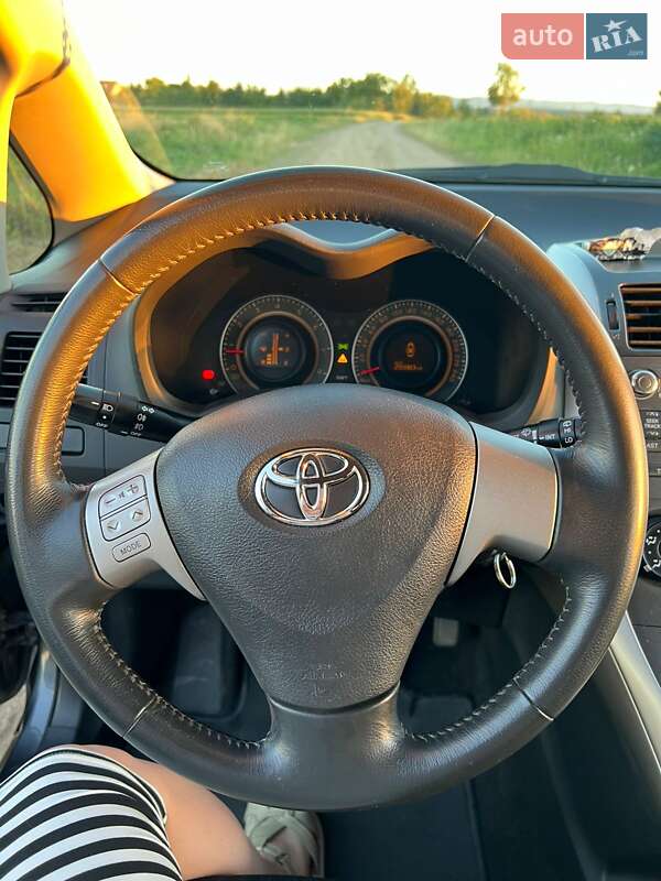 Хэтчбек Toyota Auris 2007 в Самборе