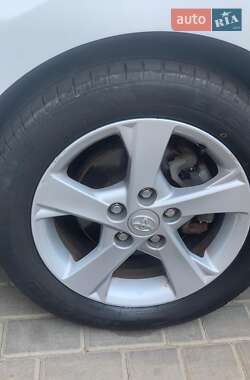 Хетчбек Toyota Auris 2012 в 
