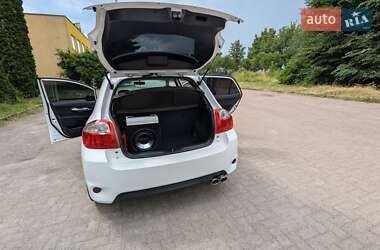 Хэтчбек Toyota Auris 2011 в 