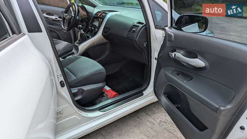 Хэтчбек Toyota Auris 2011 в Ровно