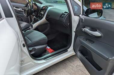 Хэтчбек Toyota Auris 2011 в 