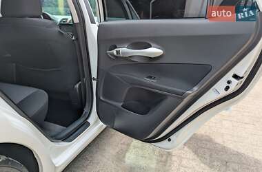 Хэтчбек Toyota Auris 2011 в 