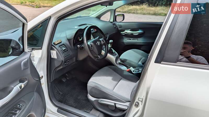 Хэтчбек Toyota Auris 2011 в Ровно