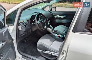 Хэтчбек Toyota Auris 2011 в 