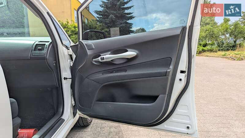 Хэтчбек Toyota Auris 2011 в Ровно
