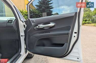 Хэтчбек Toyota Auris 2011 в 