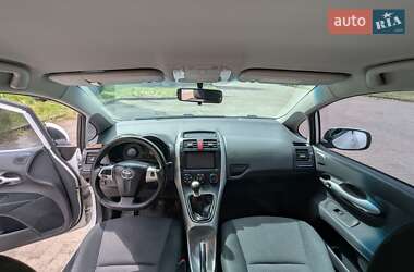 Хэтчбек Toyota Auris 2011 в 