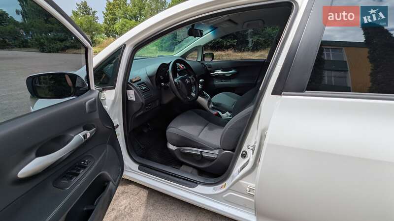 Хэтчбек Toyota Auris 2011 в Ровно