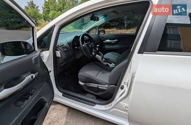 Хэтчбек Toyota Auris 2011 в 